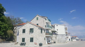 Apartments by the sea Kastel Kambelovac, Kastela - 17188